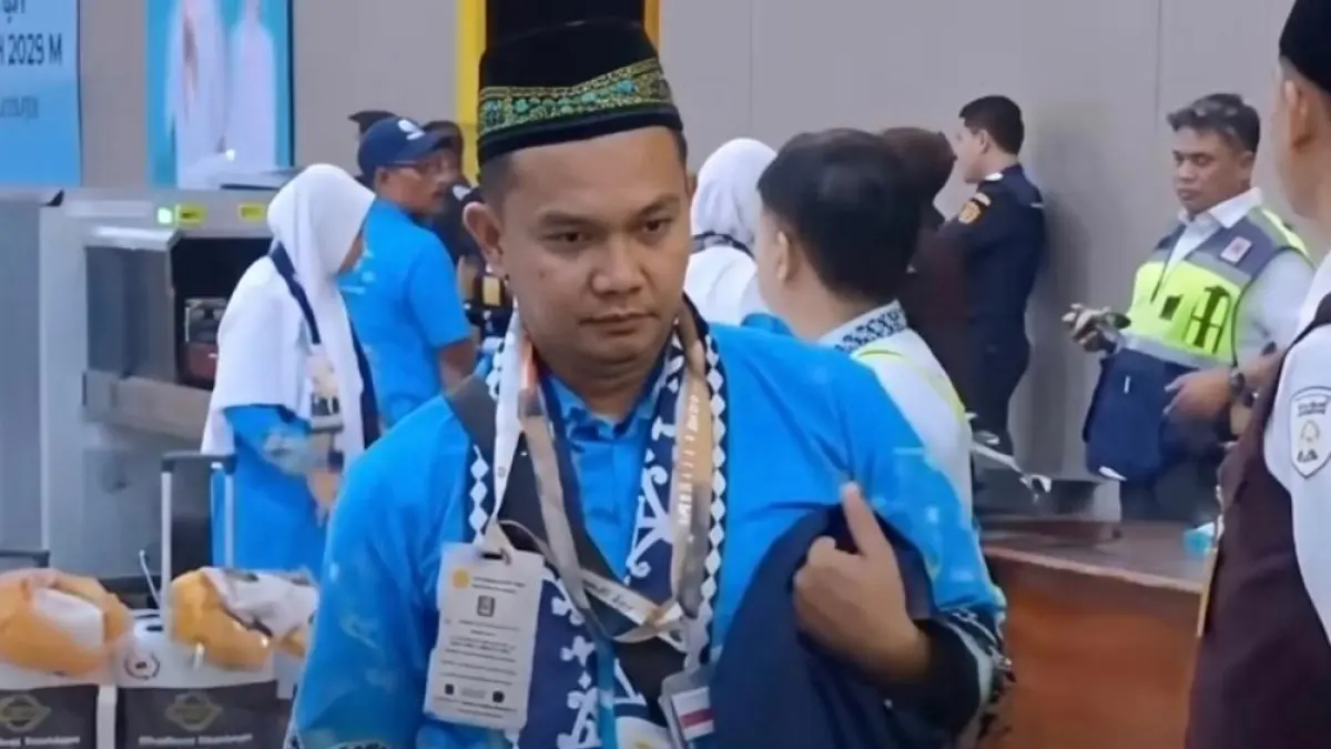 PEMBERANGKATAN HAJI: Senyum merekah menghiasi wajah jemaah haji kloter pertama embarkasi Surabaya yang sukses berangkat ke Tanah Suci. (Sumber: Istimewa)