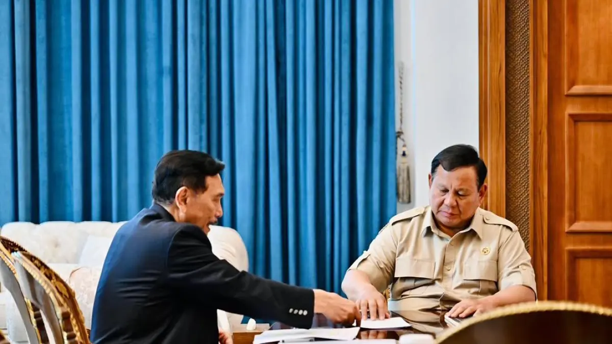 Presiden Prabowo Subianto mengadakan pertemuan dengan Ketua Dewan Ekonomi Nasional (DEN) Luhut Binsar Pandjaitan. (@sekretariat.kabinet)
