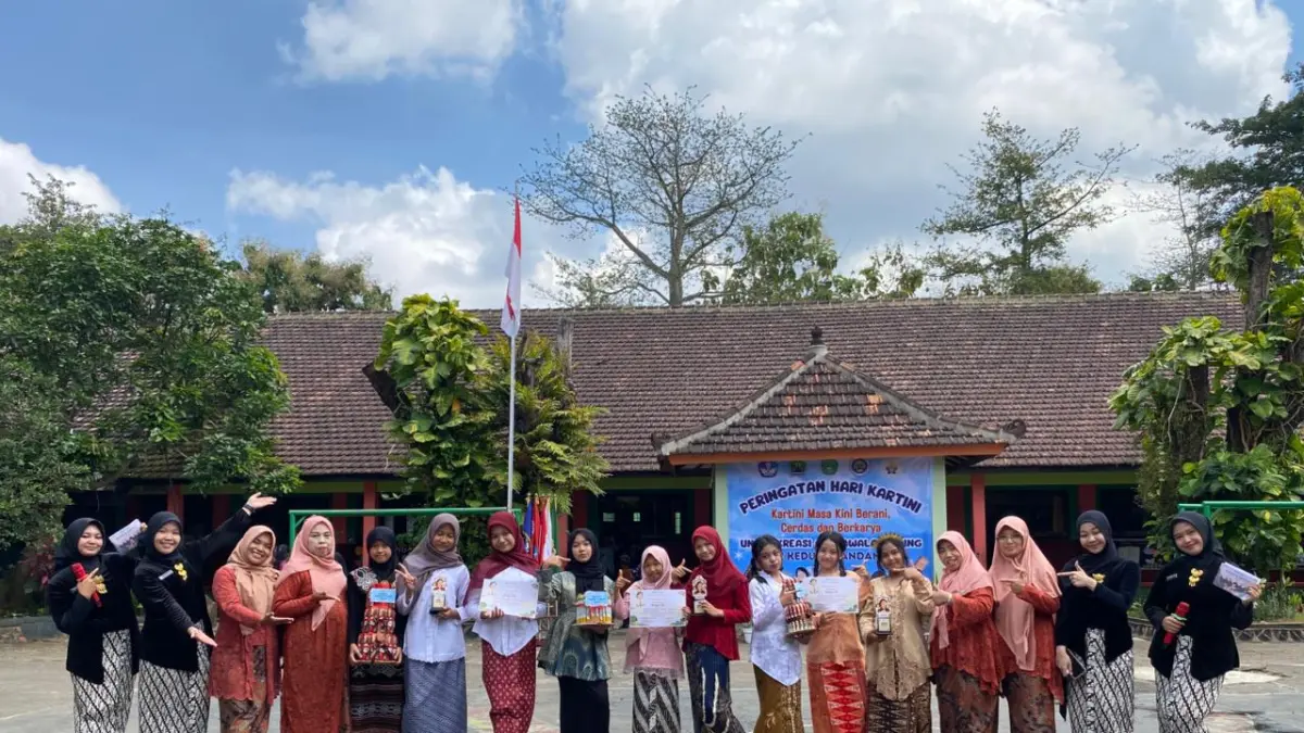 TERBAIK : Pembagian hadiah untuk siswa kelas 4, 5 dan 6 saat peringatan Hari Kartini di SDN Kedungkandang 2 Malang.