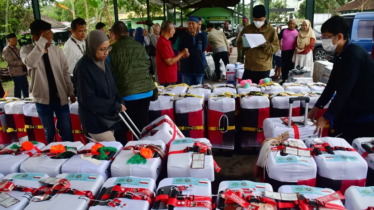 TUJUH KLOTER: Koper dari ratusan jemaah haji Kota Malang mulai dikumpulkan di Lapangan Rampal, kemarin (22/4). Hari ini (23/4) ratusan jemaah berangkat ke Surabaya. (DARMONO/RADAR MALANG)