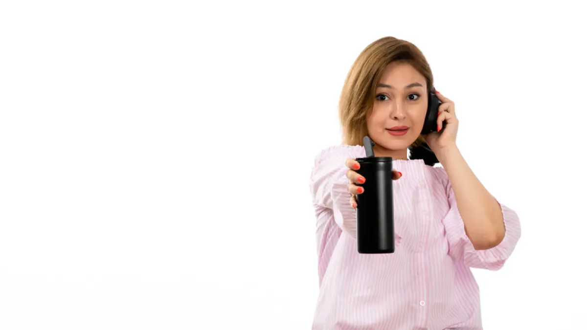 Tumbler dengan desain estetik dan harga premium yang kini menjadi bagian dari gaya hidup modern di kalangan masyarakat, termasuk anak muda di berbagai aktivitas sehari-hari. (Freepik)