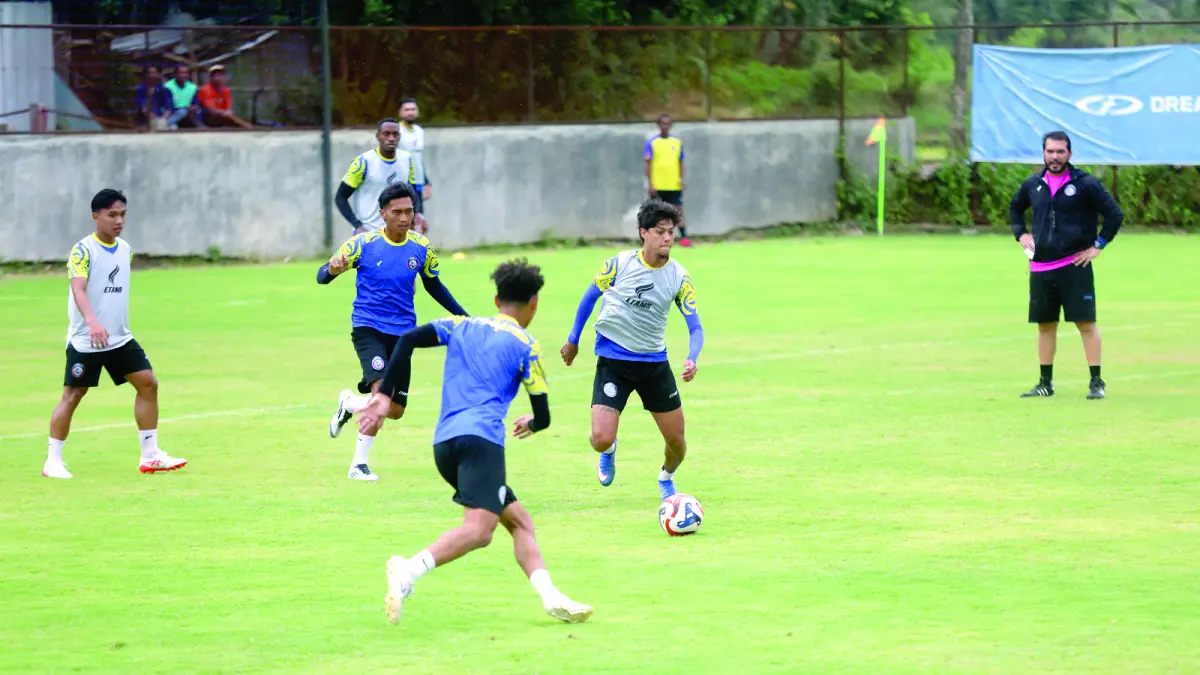 WASPADAI KEKUATAN LAWAN: Pemain Arema FC menggelar sesi latihan di Dreams Football Pitch, Pakis, sebelum away ke Bandung. (foto: Darmono/Radar Malang)