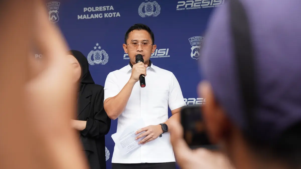 AMANKAN DUA ORANG: Kasat Reskrim Polresta Malang Kota AKP Rakhmad Aji Prabowo memberikan keterangan pers terkait pengungkapan kasus pembuangan bayi, Rabu sore (22/4). (Humas Polresta Malang Kota For Radar Malang)