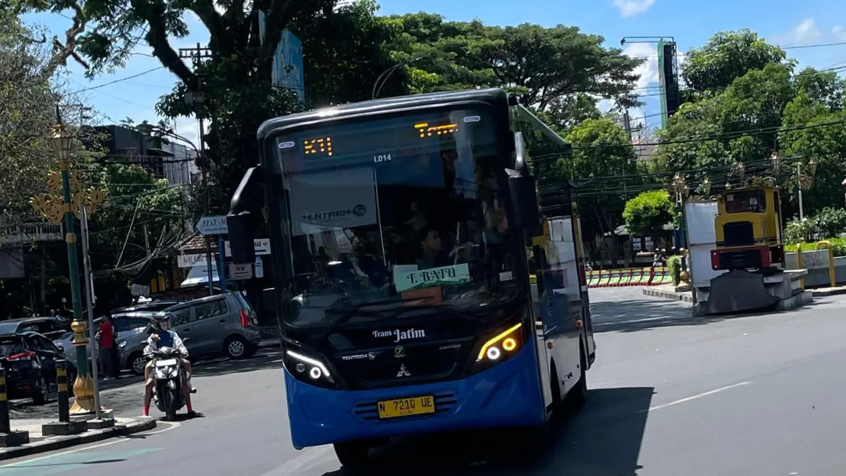 Bus trans jatim melintas di Jalan Basuki Rahmat, Kota Malang. (Andika Satria/Radar Malang)