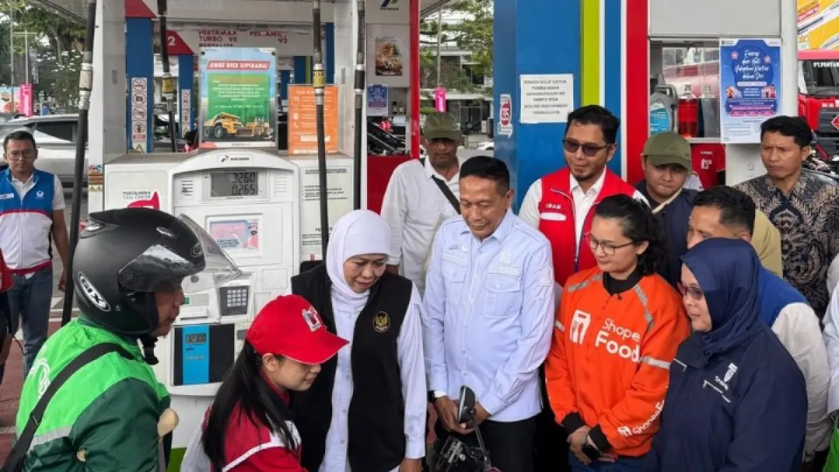 CEK LANGSUNG: Gubernur Jatim Khofifah Indar Parawansa dan Wali Kota Malang Wahyu Hidayat saat mengecek salah satu SPBU di Malang.