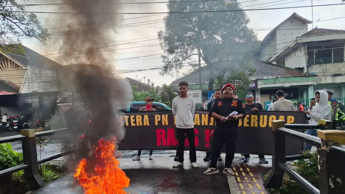 GRIB Jaya menggelar aksi di depan kantor PN Kepanjen dengan cara membakar ban.