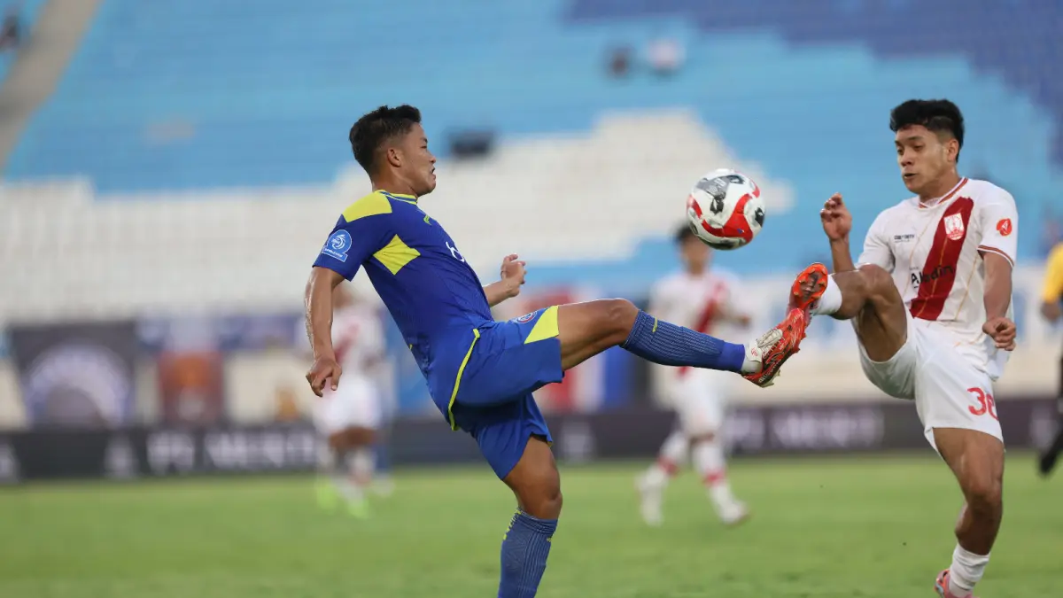 WASPADAI KEKUATAN LAWAN: Rio Fahmi (kiri) berusaha menjangkau bola dalam laga melawan Persis Solo di Stadion Kanjuruhan, 18 April lalu. (foto: Darmono/Radar Malang)