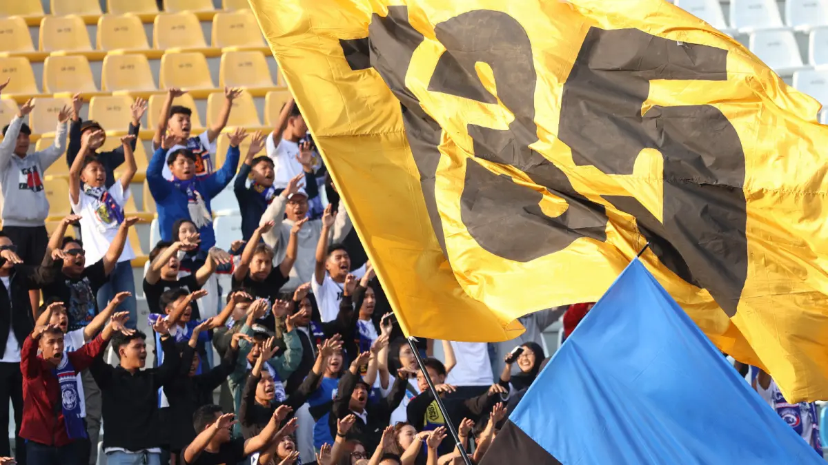 HARUS BERSABAR: Aremania memberikan dukungan langsung di Stadion Kanjuruhan dalam laga BRI Super League pada pekan ke-28, 19 April. (foto: Darmono/Radar Malang)