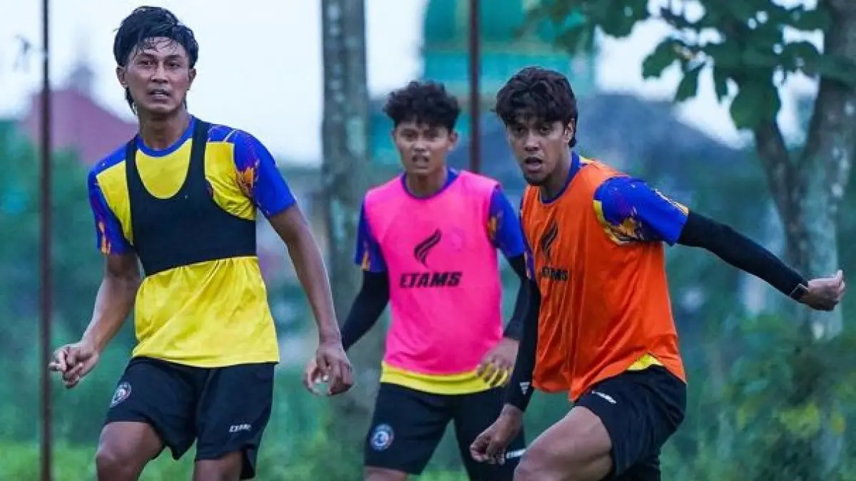 HARUS JAGA FOKUS: Pemain Arema FC Dituntut tidak lengah dalam mengatisipasi bola mati dan sepak pojok dalam laga melawan Persib nanti malam.