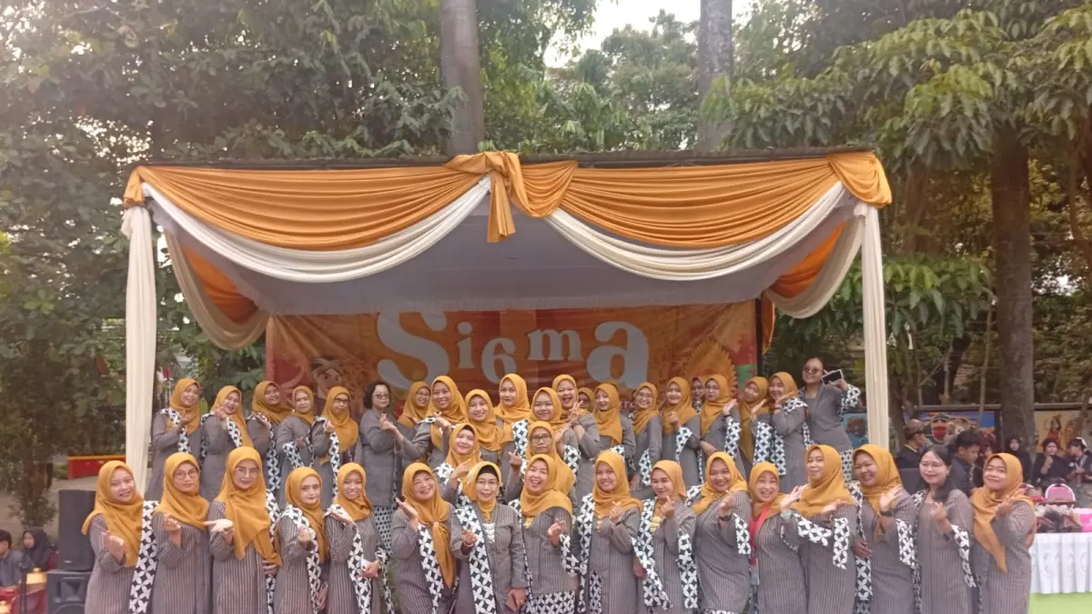 INOVATIF: Pembukaan stan Hexapreneur yang digagas oleh sekolah bersama siswa kewirausahaan SMAN 6 Malang.
