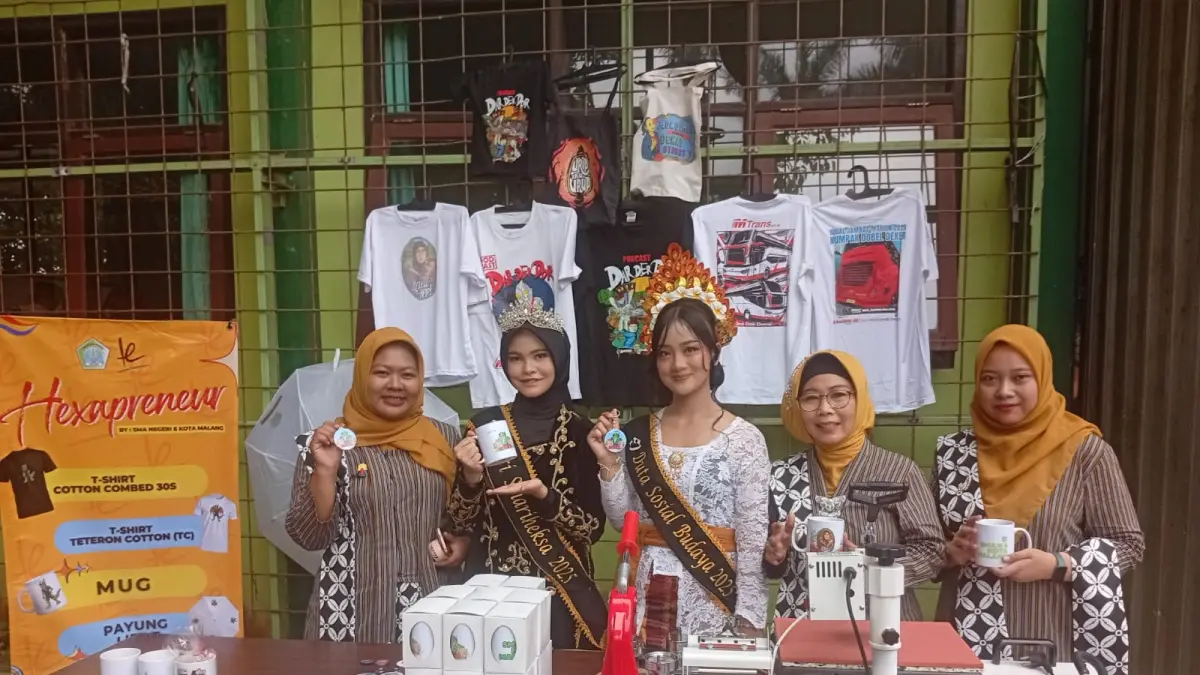 INOVATIF: Pembukaan stan Hexapreneur yang digagas oleh sekolah bersama siswa kewirausahaan SMAN 6 Malang.
