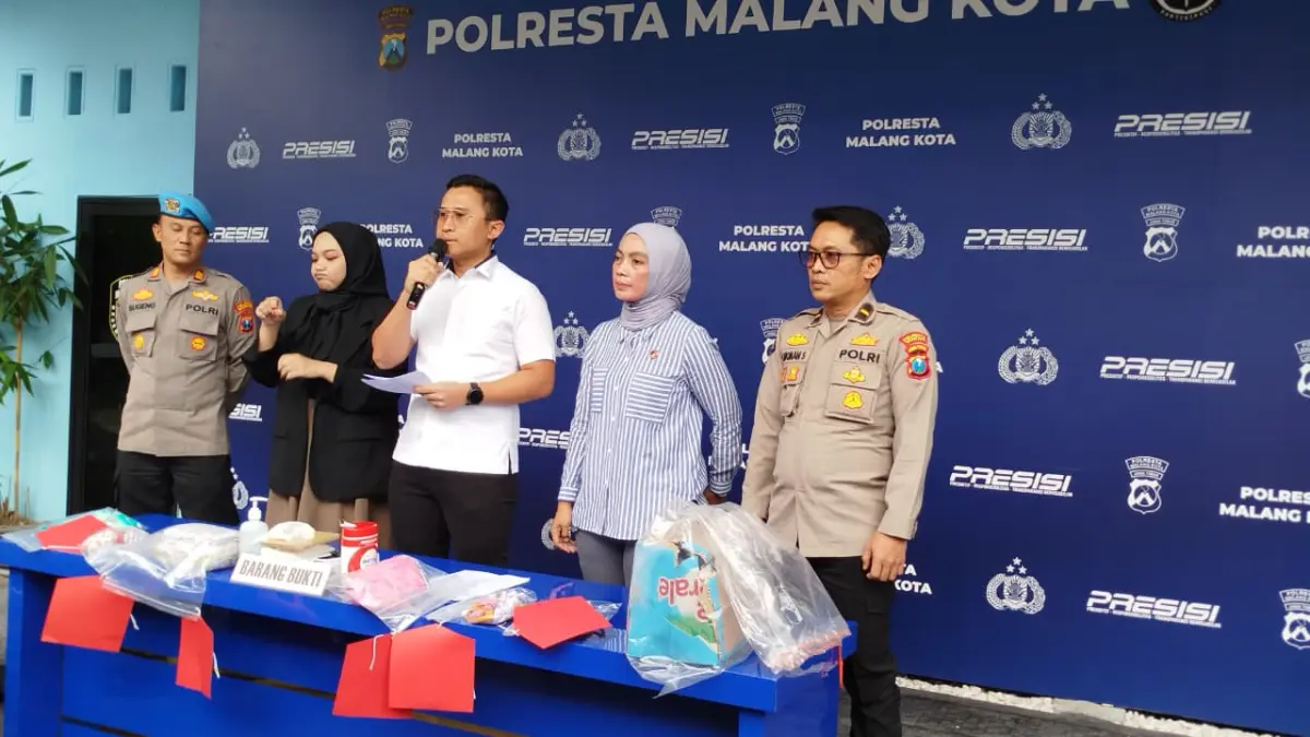 Kasat Reskrim Polresta Malang Kota AKP Rakhmad Aji Prabowo (tengah) menjelaskankan aksi pembuangan bayi yang dilakukan pasangan muda asal Pasuruan di Klojen. (Nabila Amelia/Radar Malang)