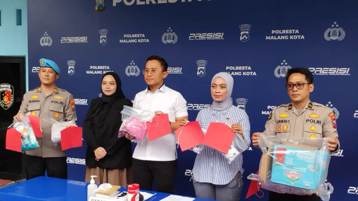 Kasat Reskrim Polresta Malang Kota AKP Rakhmad Aji Prabowo (tengah) menunjukkan barang bukti yang digunakan pelaku pembuang bayi di Klojen. (Nabila Amelia/Radar Malang)