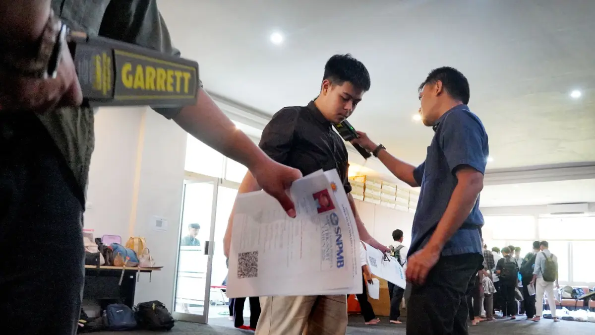 LAKUKAN PEMERIKSAAN: Peserta UTBK di Universitas Brawijaya harus melewati pemeriksaan ketat sebelum melakukan ujian. (Foto:Pusat UTBK for Radar Malang)