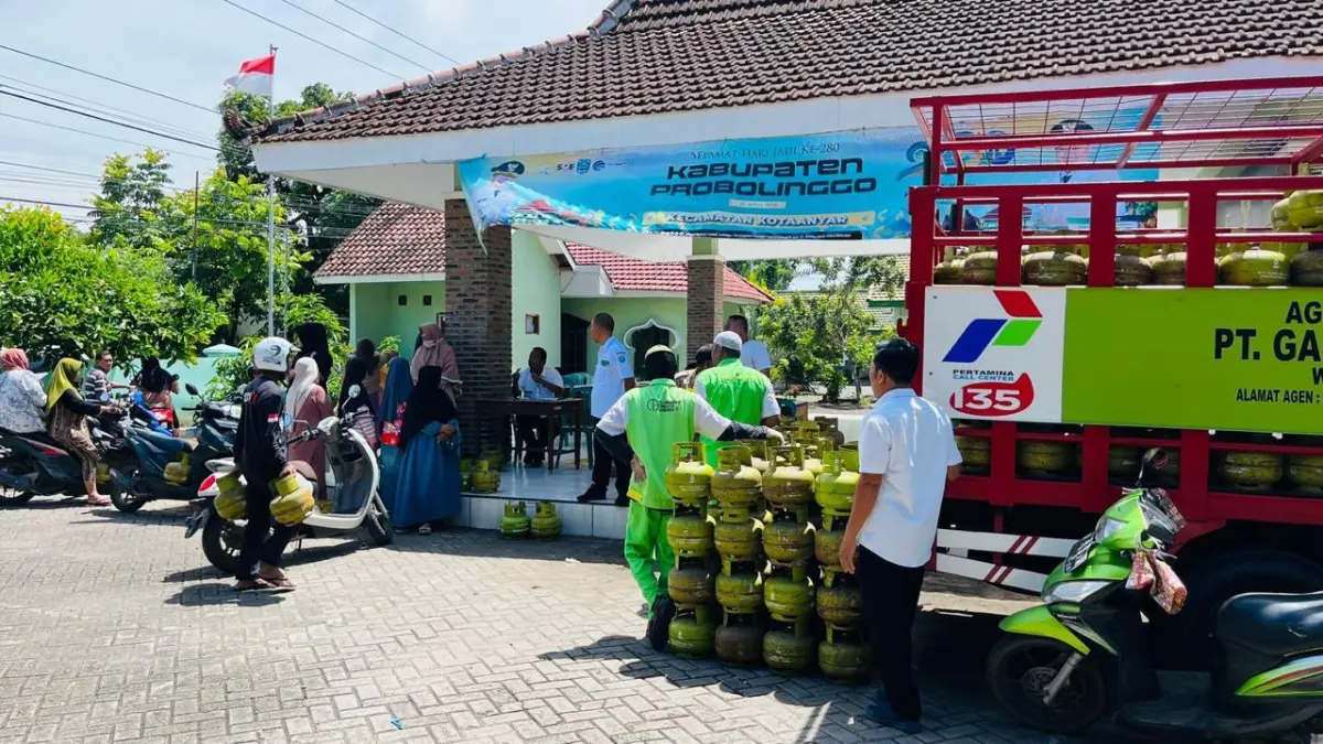 LAYANAN MAKSIMAL: Pertamina Patra Niaga laksanakan Operasi Pasar di Probolinggo.