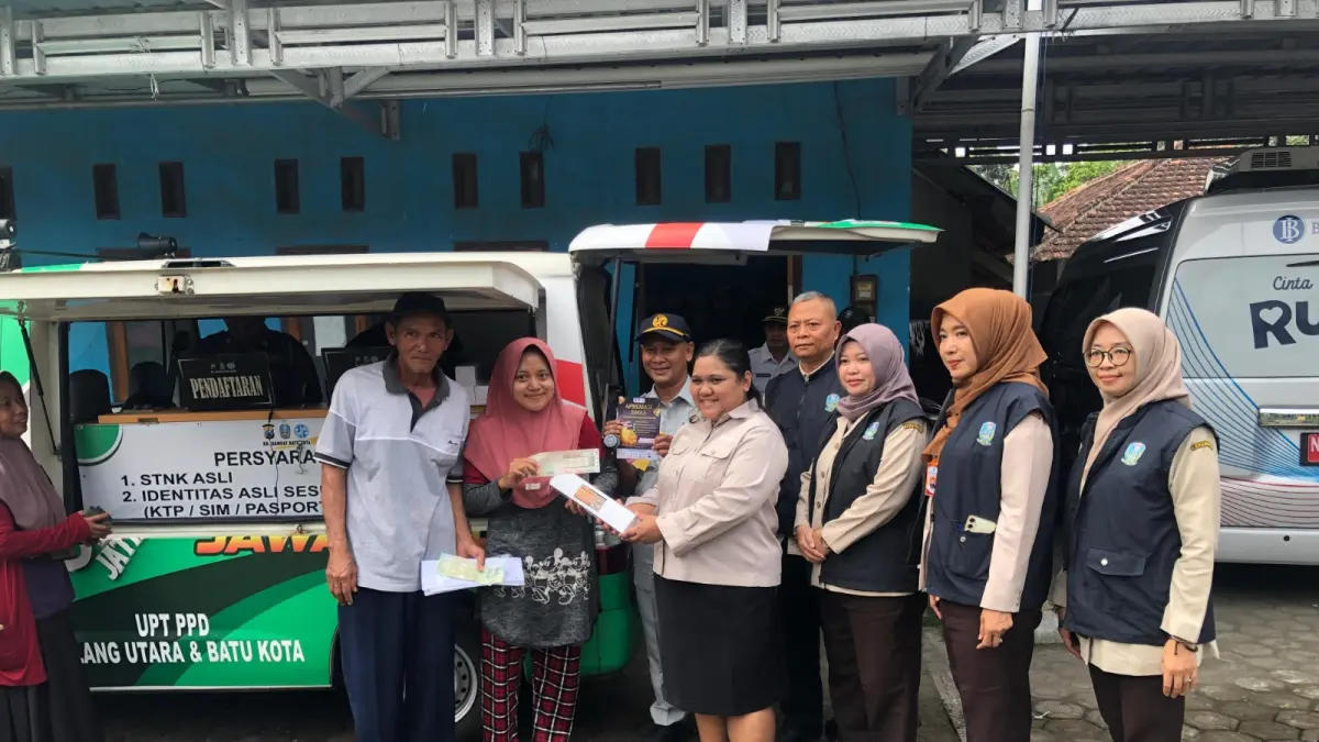 Pegawai Bapenda Kabupaten Malang bersama masyarakat
