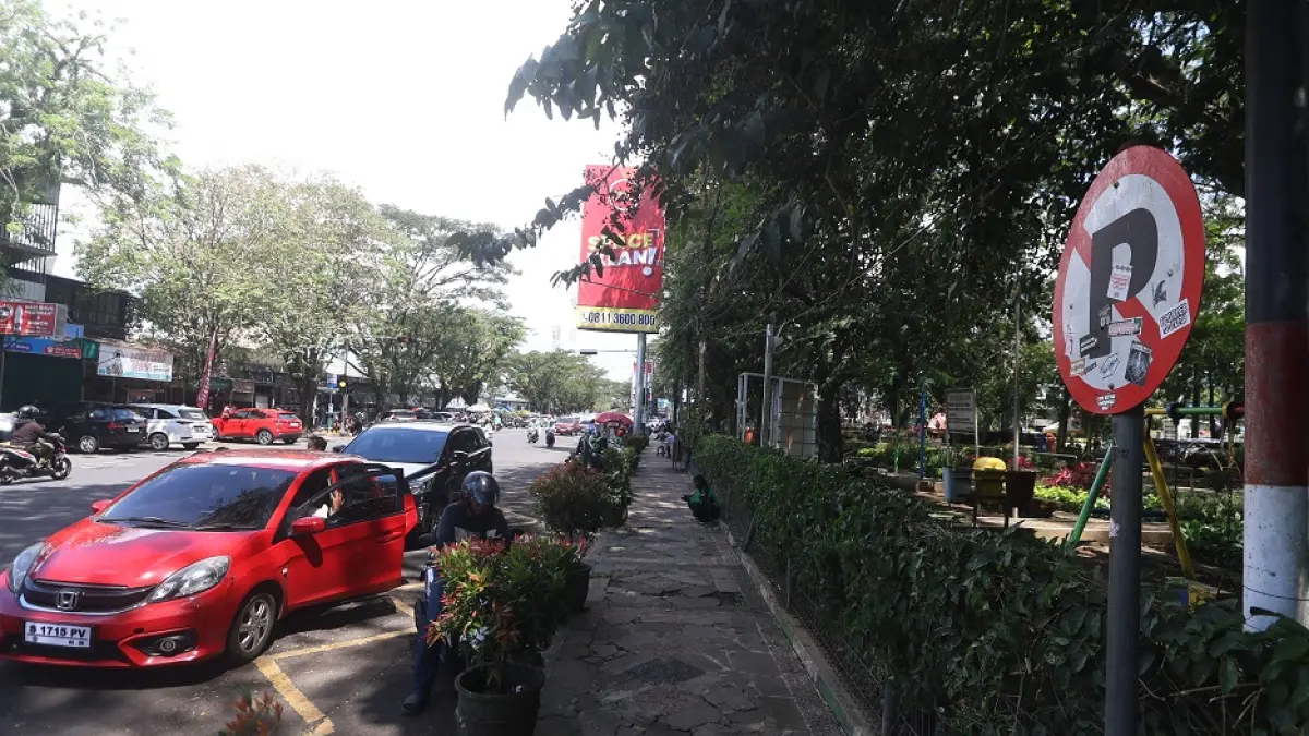 RAMBU TAK DIHIRAUKAN: Area larangan parkir di Jalan Trunojoyo, Kecamatan Klojen masih sering dilanggar pengendara. (Darmono / Radar Malang)