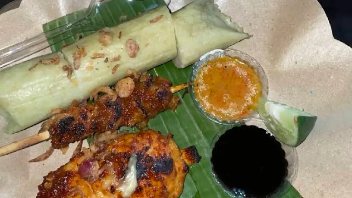 Sate buntel isi keju mozzarella. (Fluffy / Google Maps)