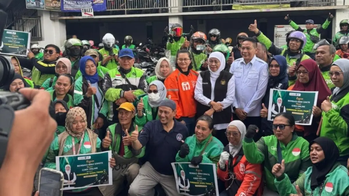 SEMANGAT: Gubernur Jatim dan Wali Kota Malang bersama sejumlah pengemudi ojek online.
