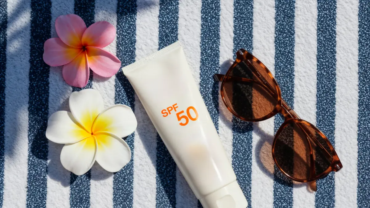 Sunscreen merupakan produk yang sangat penting untuk melindungi kulit dari bahaya sinar matahari. (Freepik).