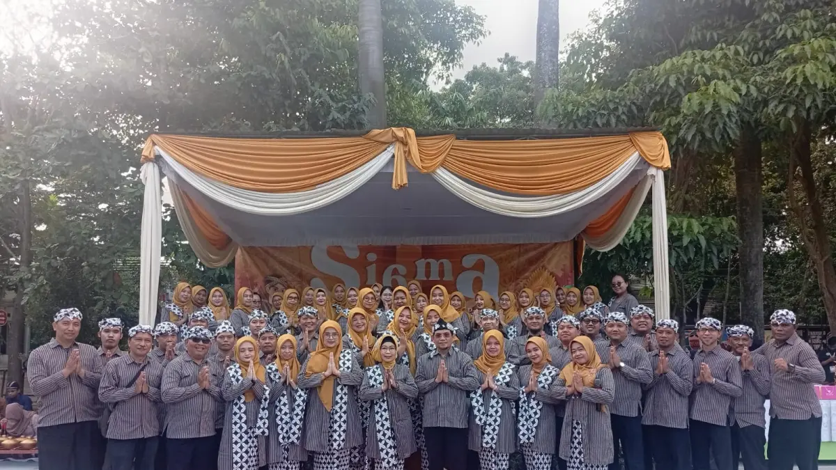 TERBAIK: Kepala Smariheksa Ernawati SPd MM bersama para Kartini pejuang pendidikan SMAN 6 Malang.