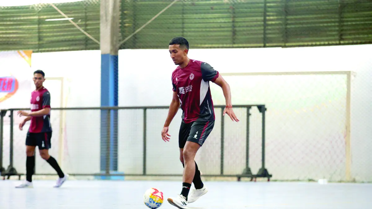 WASPADAI KEKUATAN LAWAN: Rio Fahmi (kiri) berusaha menjangkau bola dalam laga melawan Persis Solo di Stadion Kanjuruhan, 18 April lalu. (foto: Darmono/Radar Malang)
