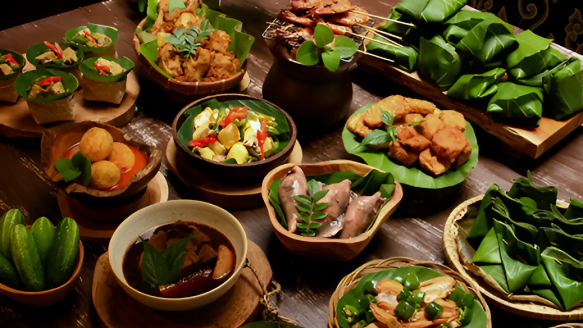 Berbagai kuliner disajikan diatas meja disusun dengan estetik. (Kimbo / Google)