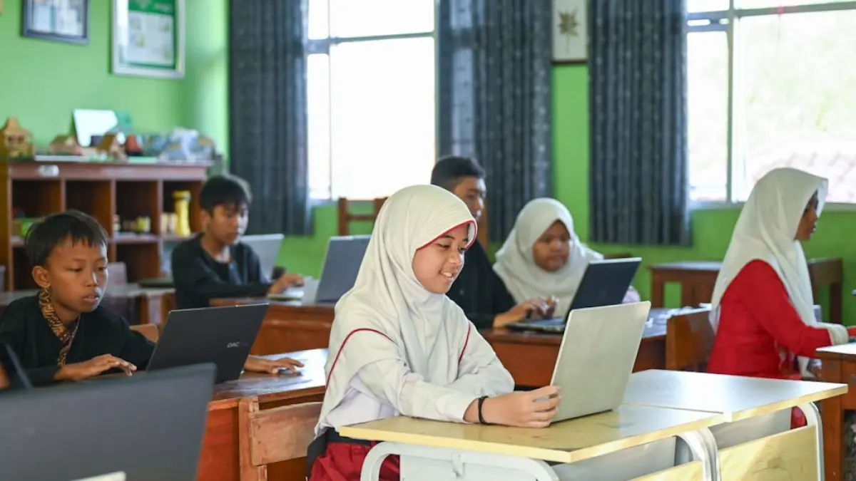 BERJALAN LANCAR: Beberapa murid SD Majalengka IV tampak sedang mengerjakan ujian dengan penuh konsentrasi. (Dok. Kemendikdasmen)