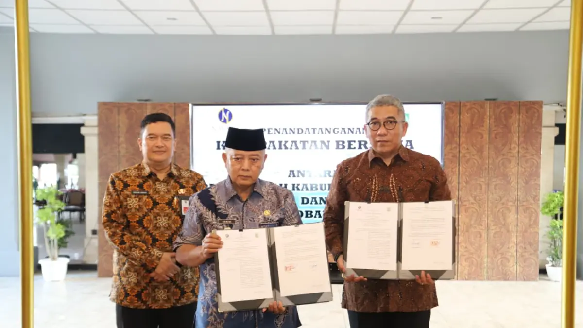 Bupati Malang H. M Sanusi (dua dari kiri) bersama CEO dan Founder Navara Global Indonesia Rubi Subiyanto menandatangai kerja sama peningkatan SDM. (Prokopim Kabupaten Malang)
