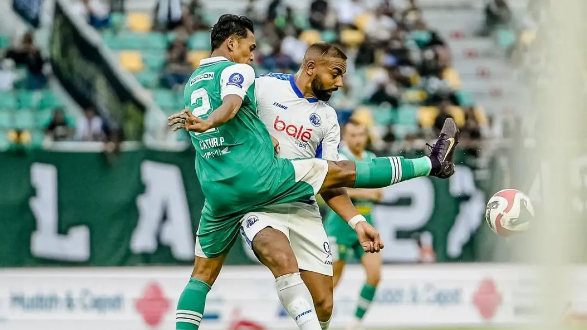 Derbi Jatim hanya tinggal 4 hari lagi! Arema FC dan Persebaya Surabaya siap berduel sengit di pekan ke-30 BRI Super League 2025/2026. (Instagram @officialpersebaya)