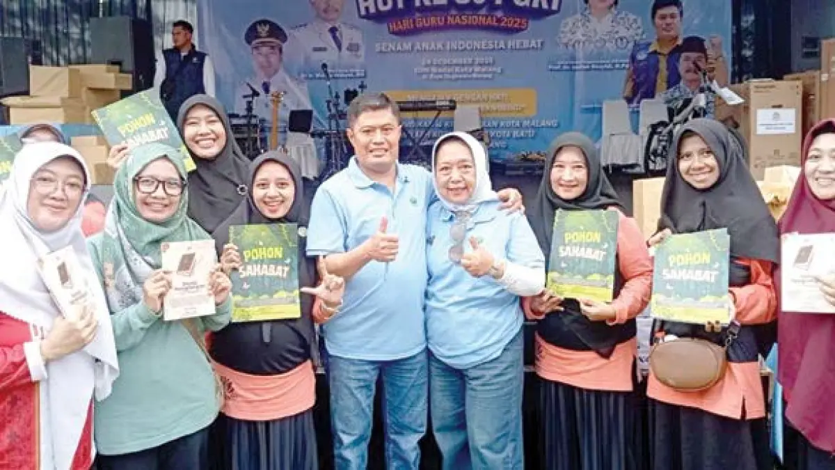 FULL SUPPORT: Kepala Disdikbud Kota Malang Suwarjana SE MM (tengah) bersama istri melaunching buku karya guru KB dan TK se-Kota Malang, pada tahun 2025.