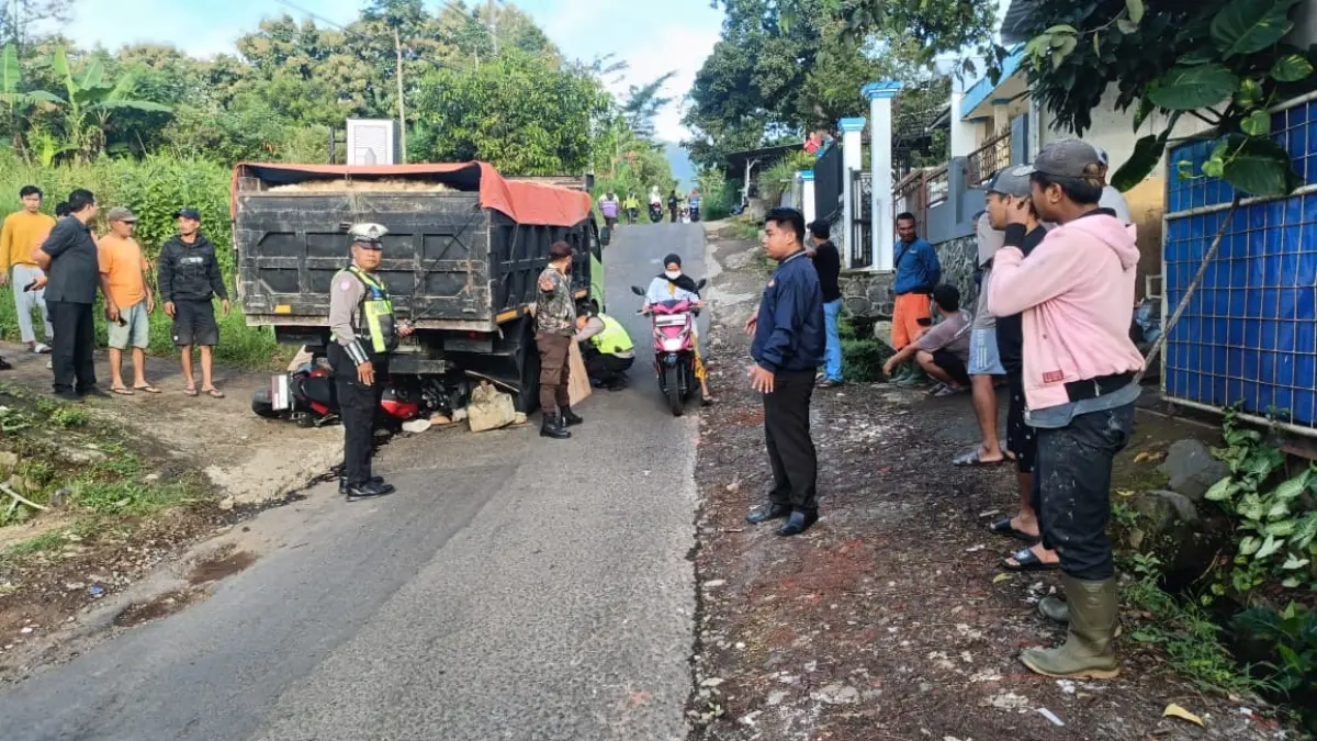 HAMBAT LALIN: Aparat kepolisian bersama warga mengevakuasi kendaraan korban yang terlindas truk di Jalan Raya Locari, Desa Sumbersekar, Kecamatan Dau kemarin (23/4).