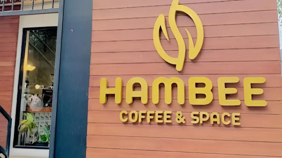 Hambee Coffe Malang menawarkan interior minimalis cocok untuk WFH. (Viona / Google Maps)