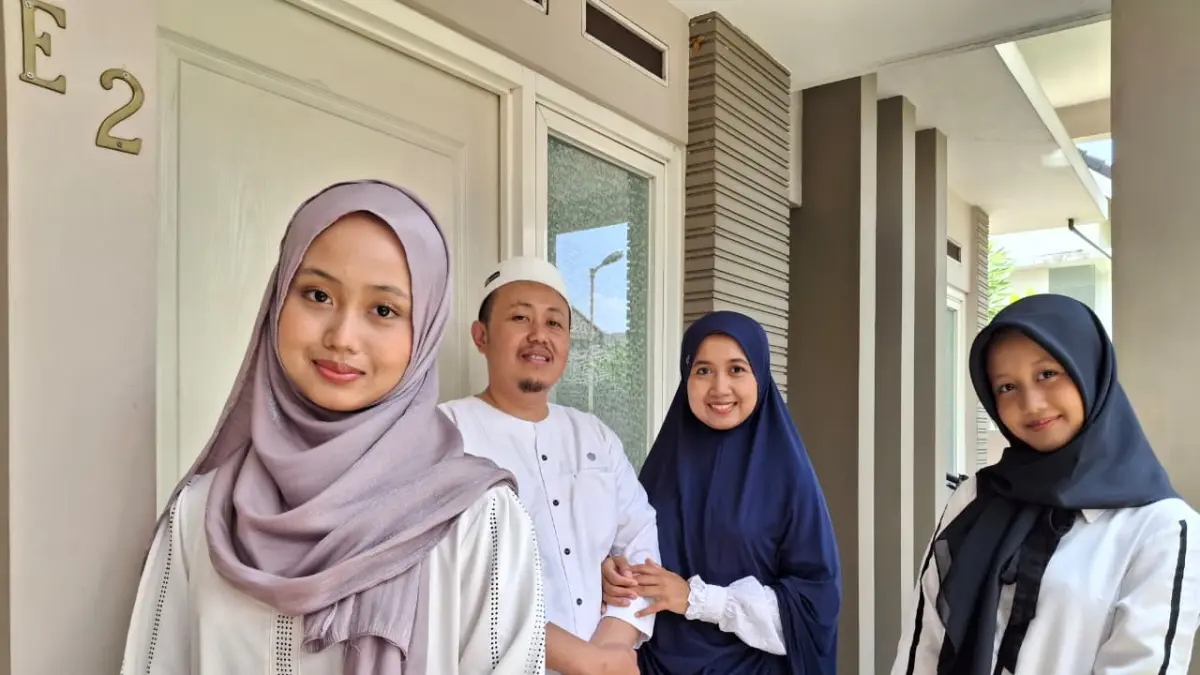 Hani Ariba Jahra Isma (kiri) bersama kedua orang tua dan kakaknya siap berangkat haji tahun ini. Dia sudah didaftarkan haji sejak usia 5 tahun oleh orang tuanya. (Nabila Amelia/Radar Malang)
