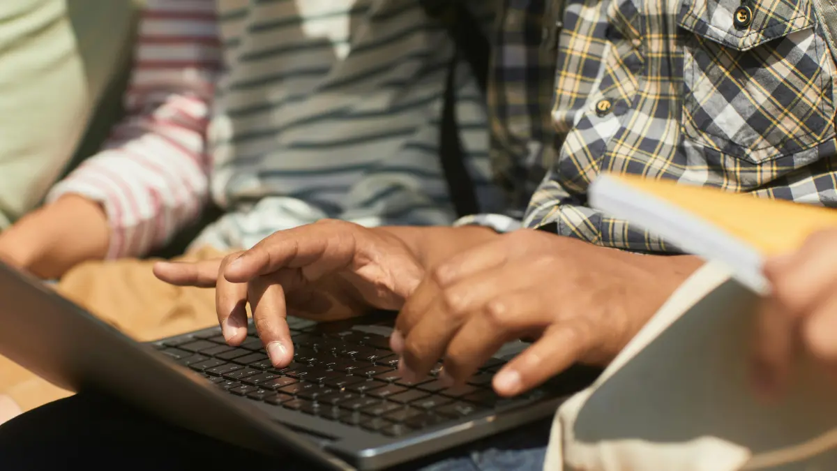 INTEGRITAS AKADEMIK: Di tengah masifnya penggunaan alat bantu berbasis AI, ketelitian dalam memvalidasi kebenaran data menjadi kunci utama guna menghindari risiko plagiarisme dan pemalsuan referensi.
