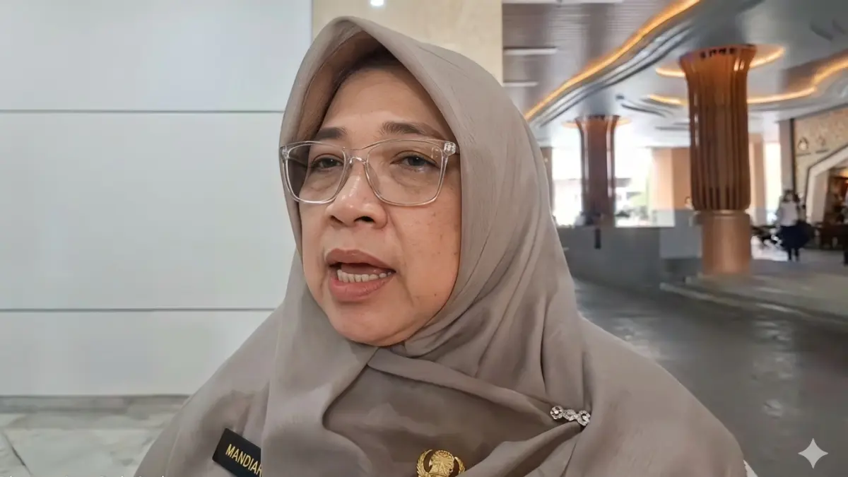 Kepala Dinas Pendidikan (Disdik) DKI Jakarta, Nahdiana, memberikan penjelasan kepada media mengenai perluasan program sekolah swasta gratis di Jakarta. Pemerintah menargetkan total 103 sekolah swasta yang tidak akan memungut biaya dari siswa mulai tahun ajaran baru mendatang. (Foto: Sumber Istimewa)