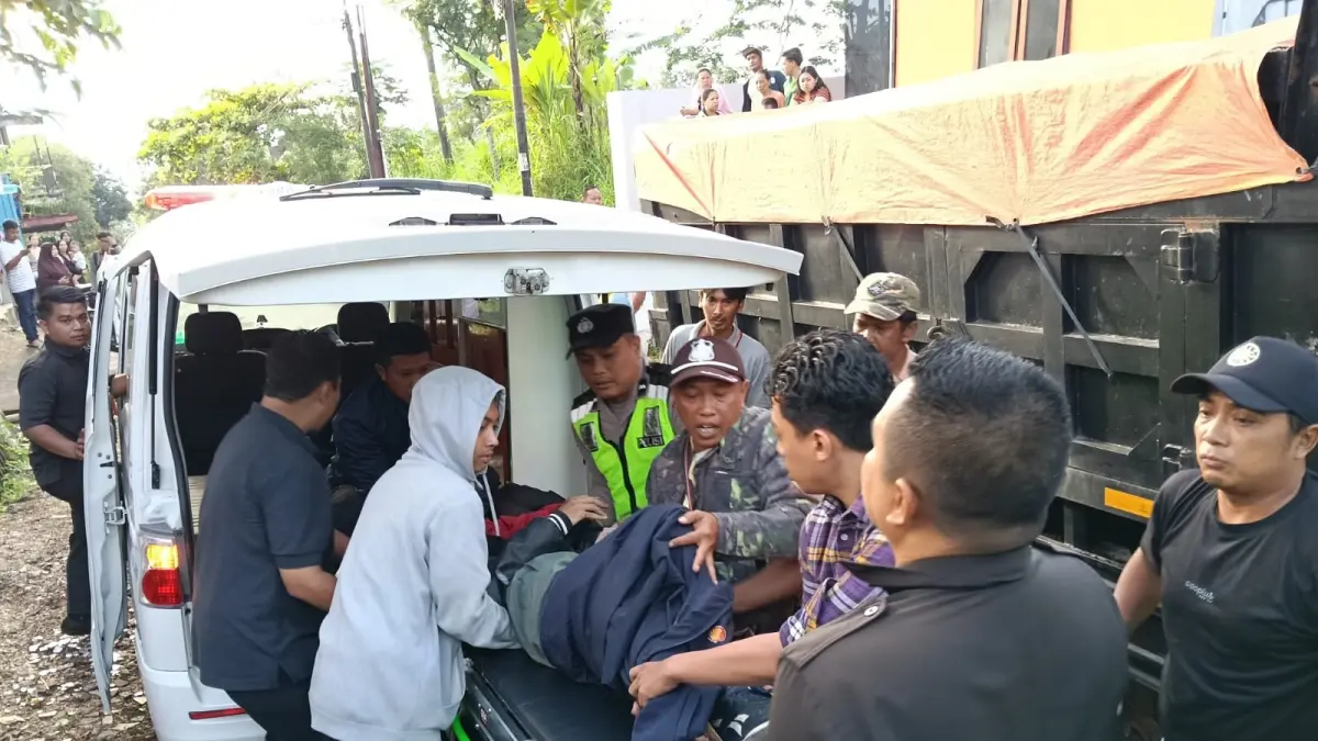 PERTOLONGAN: Korban Ibra Setiawan, 20, mahasiswa asal Sidoarjo ditolong warga untuk dilarikan ke rumah sakit kemarin.