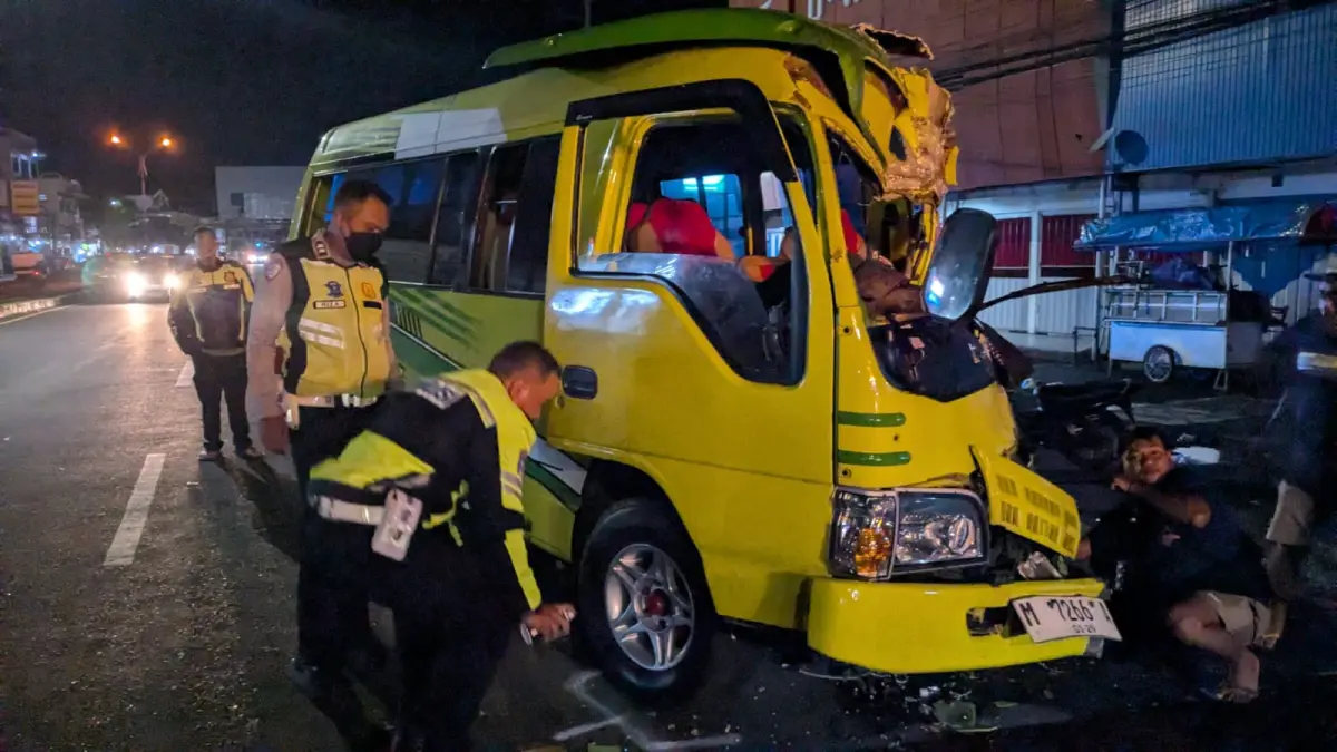 Polisi melakukan olah TKP kecelakaan yang melibatkan ELF dan truk di Lawang, Kamis (23/4) dini hari. (Satlantas Polres Malang)