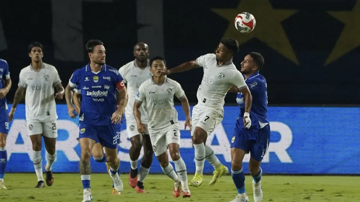 Winger Arema FC Gabriel Silva berusaha menjangkau bola saat melawan Persib di GBLA, Jumat (24/4). (MO Arema FC)

