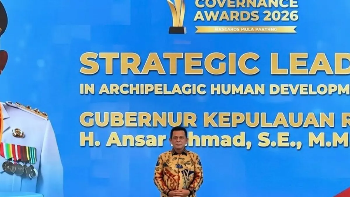 APRESIASI KEPEMIMPINAN: Gubernur Kepulauan Riau, Ansar Ahmad, saat menerima penghargaan atas predikat Strategic Leadership di Jakarta, Jumat (24/4/2026). Penghargaan ini menjadi bukti keberhasilan implementasi konsep kepemimpinan komunal dalam membenahi iklim investasi dan mereformasi birokrasi digital di lingkungan Pemprov Kepri. (Sumber: Istimewa)