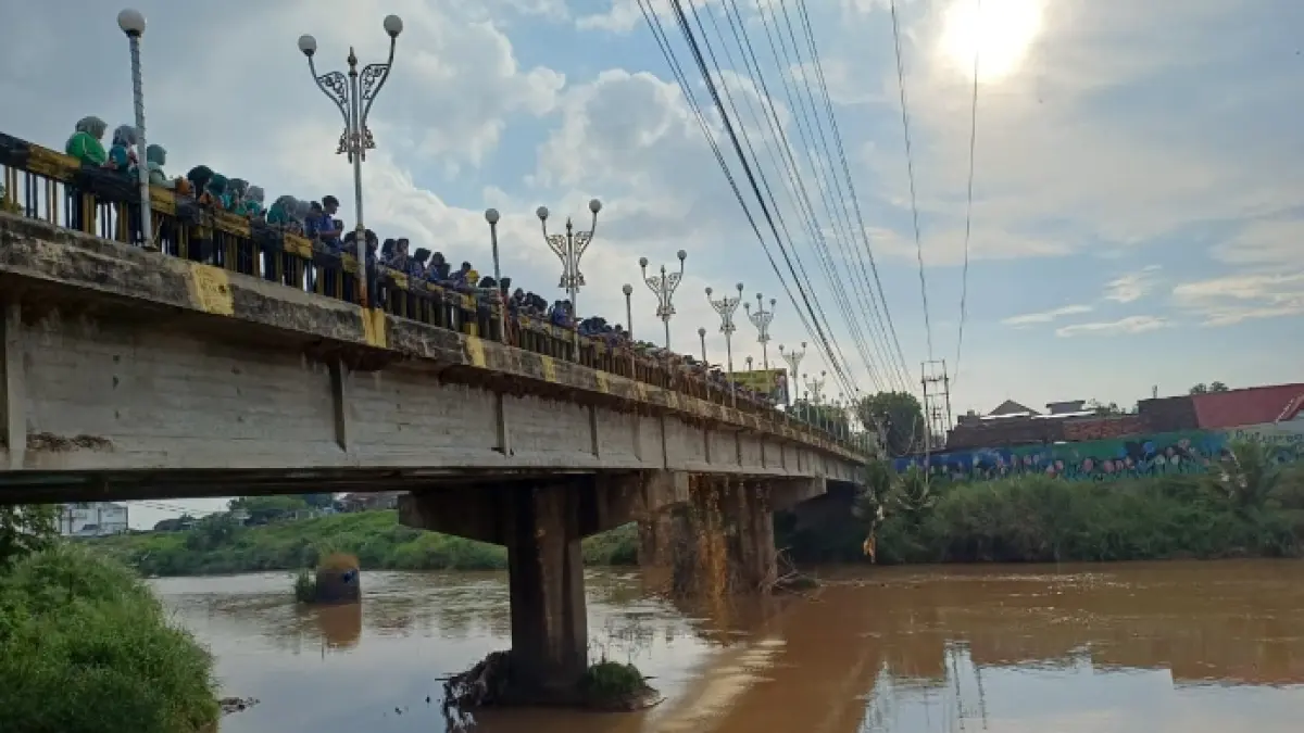 AKSI NYATA: Penuangan 350 liter eco-enzyme ke aliran Sungai Bengawan Solo.