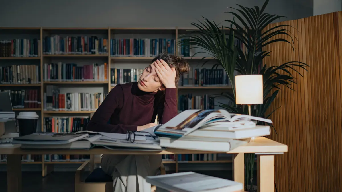 Aktivitas belajar dengan beban akademik tinggi dapat meningkatkan risiko burnout pada mahasiswa. (Foto: Pexels)
