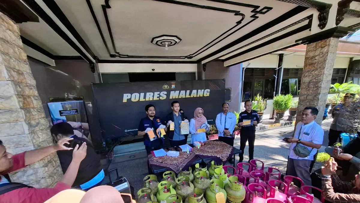 BARANG BUKTI: Ratusan tabung LPG kemasan 3 kilogram dan 12 kilogram diamankan di Mapolres Malang kemarin (24/4)