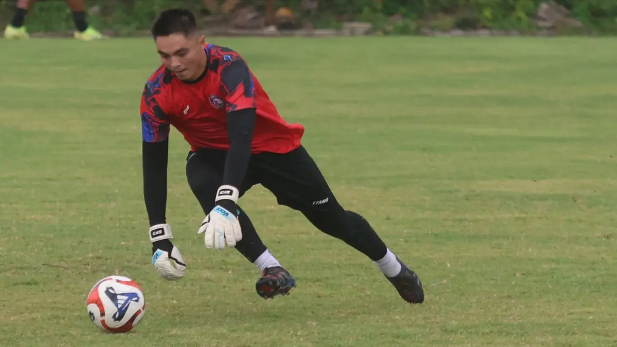 BELUM FIT 100 PERSEN: Gianluca Pandeynuwu kembali menjadi penonton dalam pertandingan Arema FC menghadapi Persib Bandung, kemarin. Dia mengalami problem kaki yang mengharuskannya jalani pemulihan.