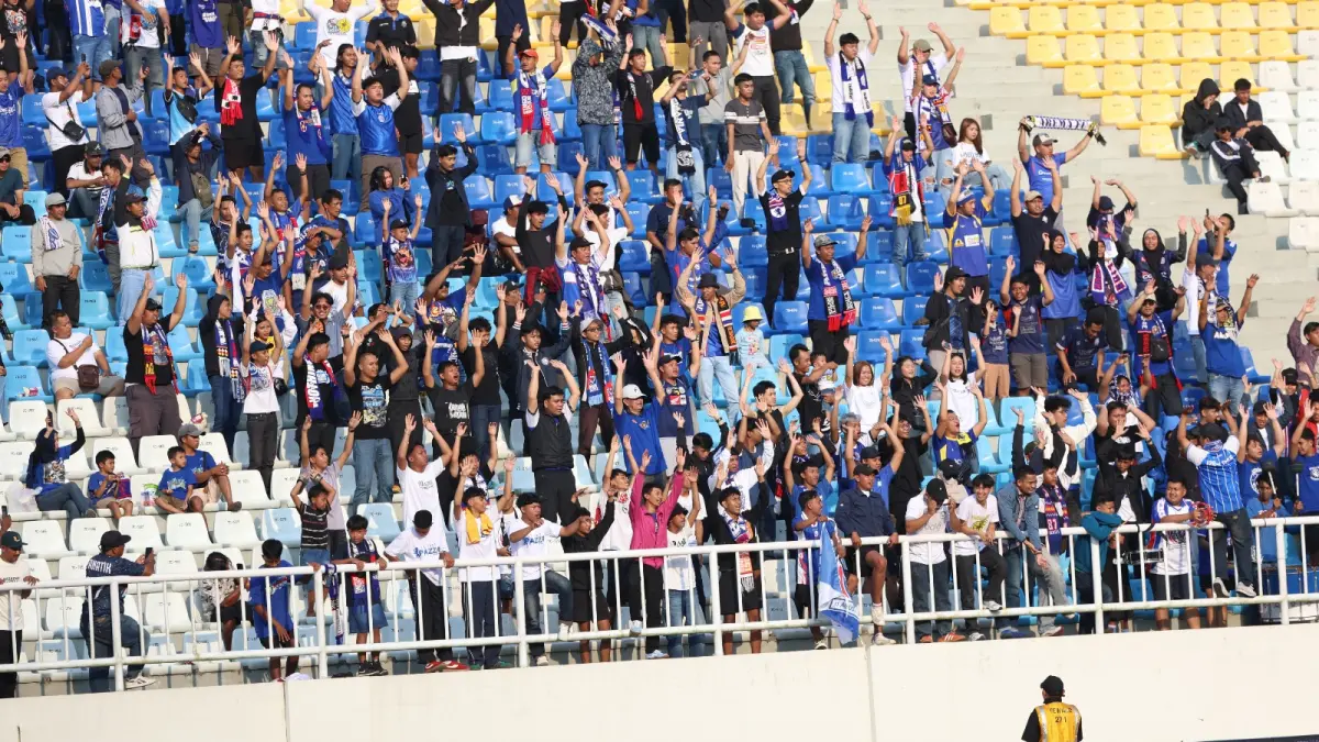 BERI SUPPORT PENUH: Aremania tidak hanya mendukung Arema FC dalam laga di Stadion Kanjuruhan. Mereka juga memberikan support saat Singo Edan berlaga di Bandung, kemarin.
