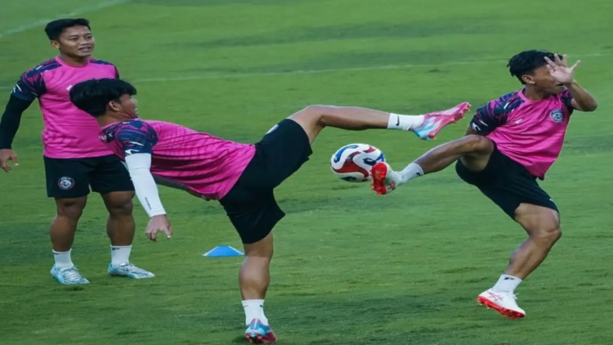 KESAMPINGKAN HAL EKSTERNAL: Anwar Rifai (kiri) berebut bola dengan gelandang Arema FC Arkhan Fikri dalam sesi latihan di Stadion Gelora Bandung Lautan Api.