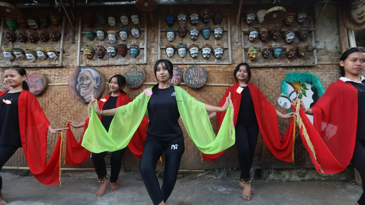 LESTARIKAN BUDAYA: Sejumlah remaja di Kampung Polowijen berlatih menari, beberapa waktu lalu. Berdasar Perda Pemajuan Kebudayaan, Pemkot wajib memberikan perhatian terkait kesejahteraan pelaku budaya. 