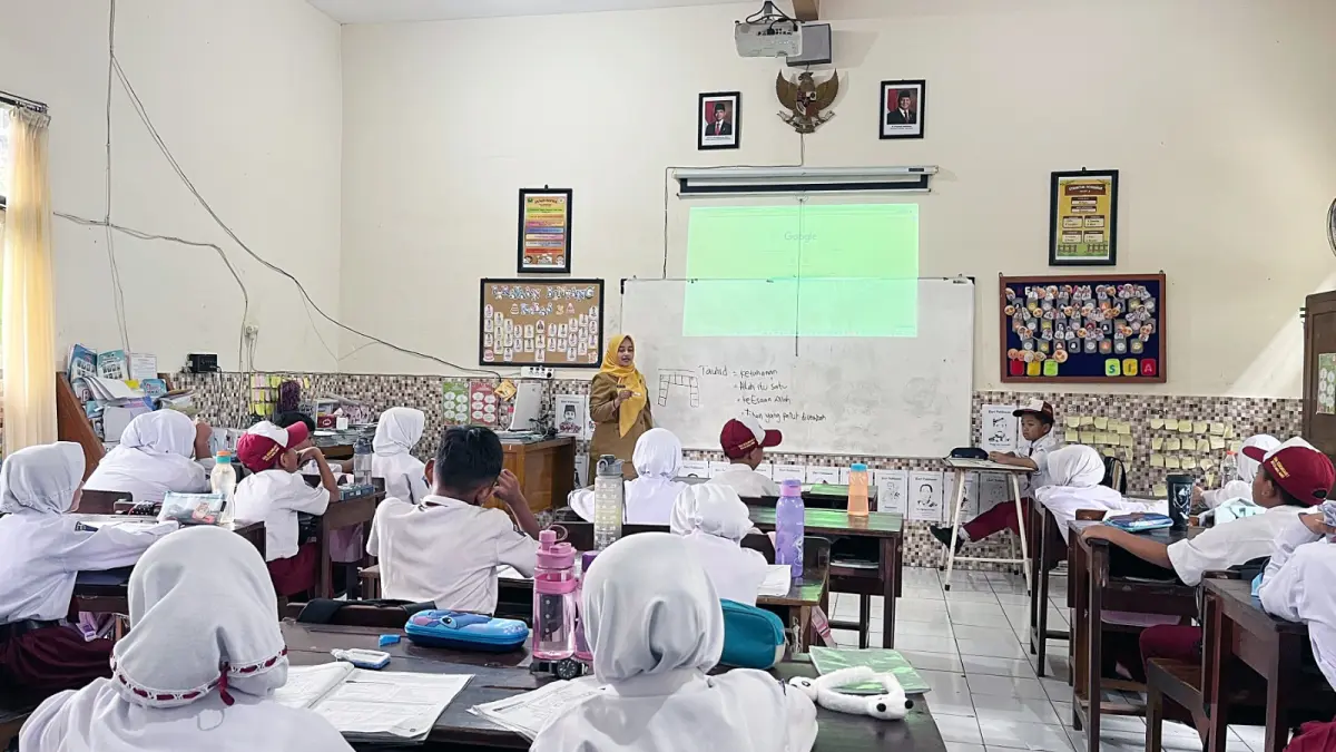 MASIH KURANG: Salah satu guru di SDN Kebonsari 1 menyampaikan materi kepada siswa-siswinya, beberapa hari lalu. (NAHDIATUL AFFANDIAH/RADAR MALANG)