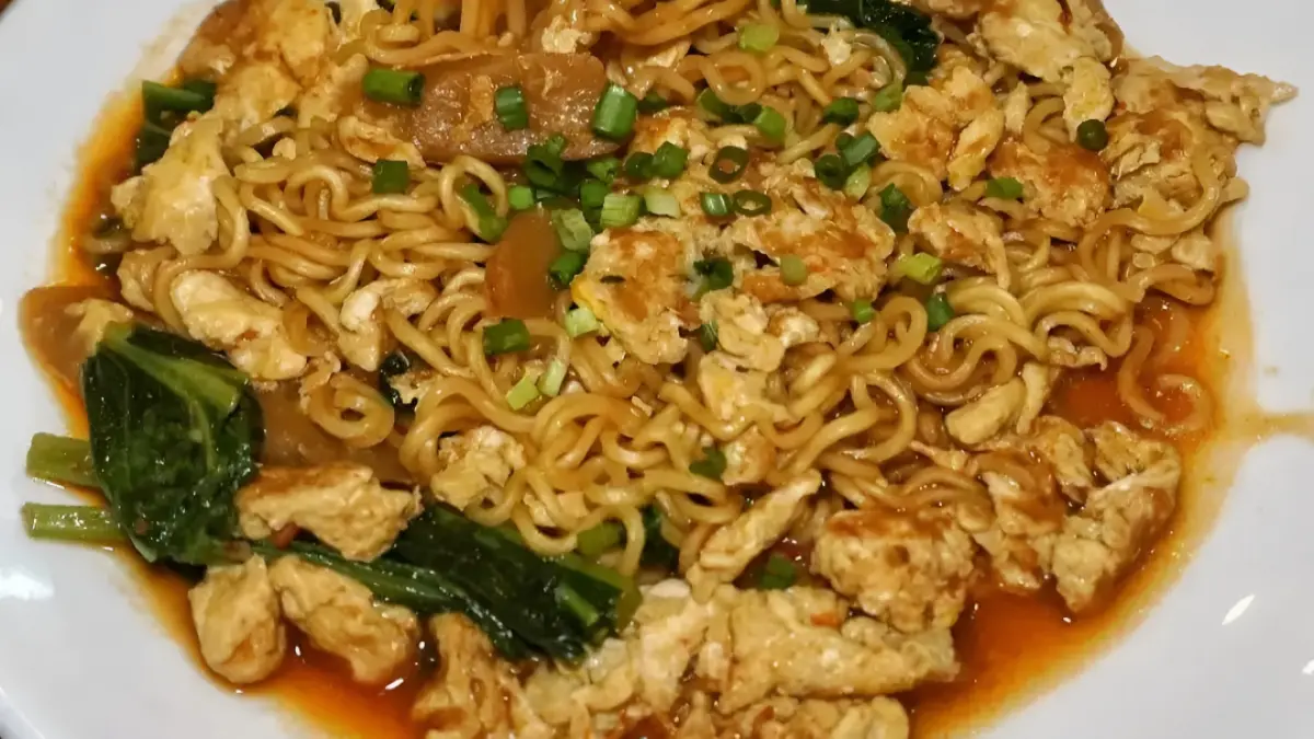 Menu andalan di warmindo malang. (Instagram @eatmalang.kuy)