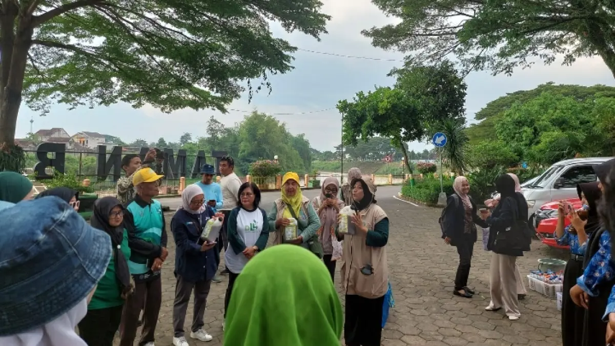 PEDULI: Pertamina Patra Niaga Fuel Terminal Madiun bersama Program Kampung Iklim (ProKlim) Pesanggrahan menggelar aksi peduli lingkungan dalam rangka memperingati Hari Bumi.